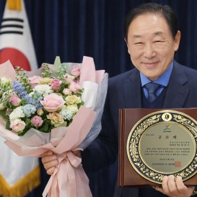 남진오(화랑파크골프 클럽장) 문경시체육회장 공로패 수상